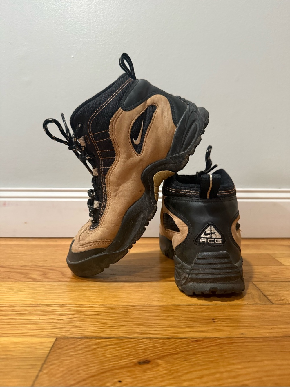Nike ACG Hiking Boots Black & Brown US 5.5